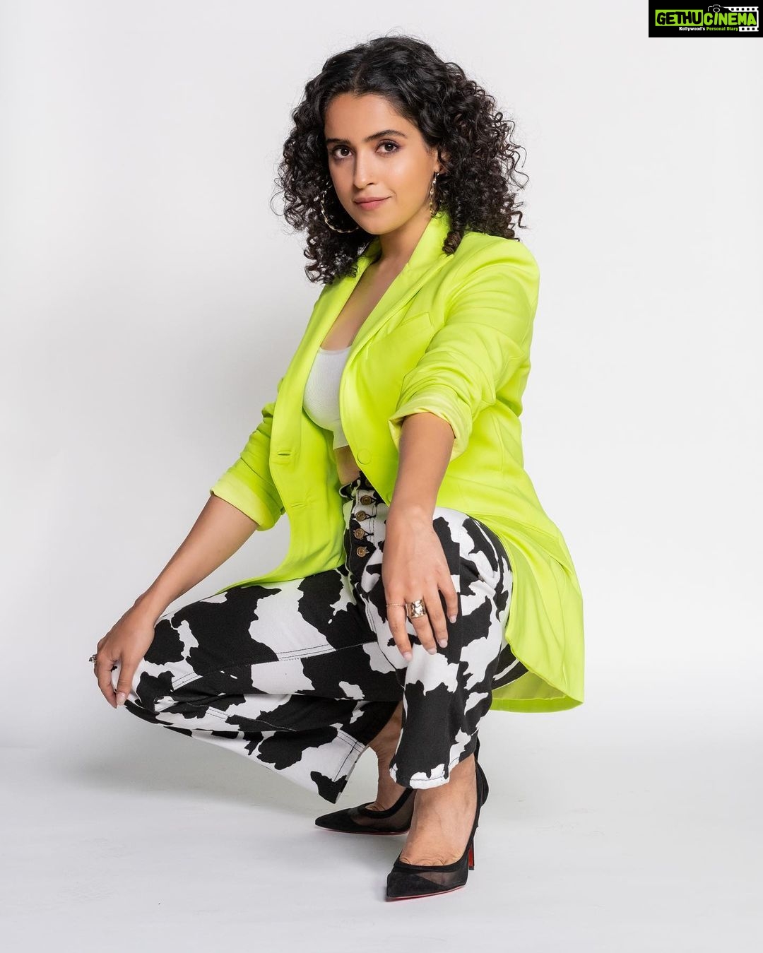 Sanya Malhotra Instagram - Baithke dekhna #pagglaitonnetflix 🐥❤️ on 26th of March 😌 📸 @devsphotographyofficial 👗 @sukritigrover • @vanigupta.23 💄 @natashamathiasmakeup • @sanayadotiwala @janvi_hairstylist