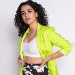 Sanya Malhotra Instagram - पग्ग्लैट रिलीज़ हो रही है 26 मार्च को @netflix_in पर 😌♥️ #pagglaitonnetflix 🐥♥️ 📸 @devsphotographyofficial 👗 @sukritigrover • @vanigupta.23 💄 @natashamathiasmakeup • @sanayadotiwala @janvi_hairstylist