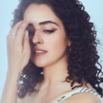 Sanya Malhotra Instagram - Aur woh bole #Pagglait 🐥🥰🥳 #pagglaitonnetflix 26th March 👯‍♀️💃🏻👯‍♀️ 📸 @kadamajay 💄 @natashamathiasmakeup Team @sanayadotiwala @janvi_hairstylist 👗 @shnoy09 @mala_agnani
