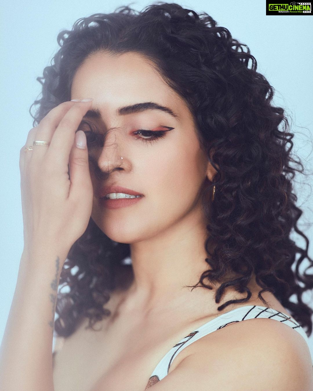 Sanya Malhotra Instagram - Aur woh bole #Pagglait π₯π₯°π₯³ #pagglaitonnetflix 26th March π―ββοΈππ»π―ββοΈ πΈ @kadamajay π @natashamathiasmakeup Team @sanayadotiwala @janvi_hairstylist π @shnoy09 @mala_agnani