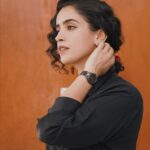 Sanya Malhotra Instagram - Three words: Chic. Effortless. Sophisticated. Dress your wrist with the new Iconic Link Ceramic by @danielwellington. Visit the website to know more and don’t forget to use “DWXSANYA” to get additional 15% off on your purchase #IconicLinkCeramic #TheLittleBlackWatch 📸 @palakbohara