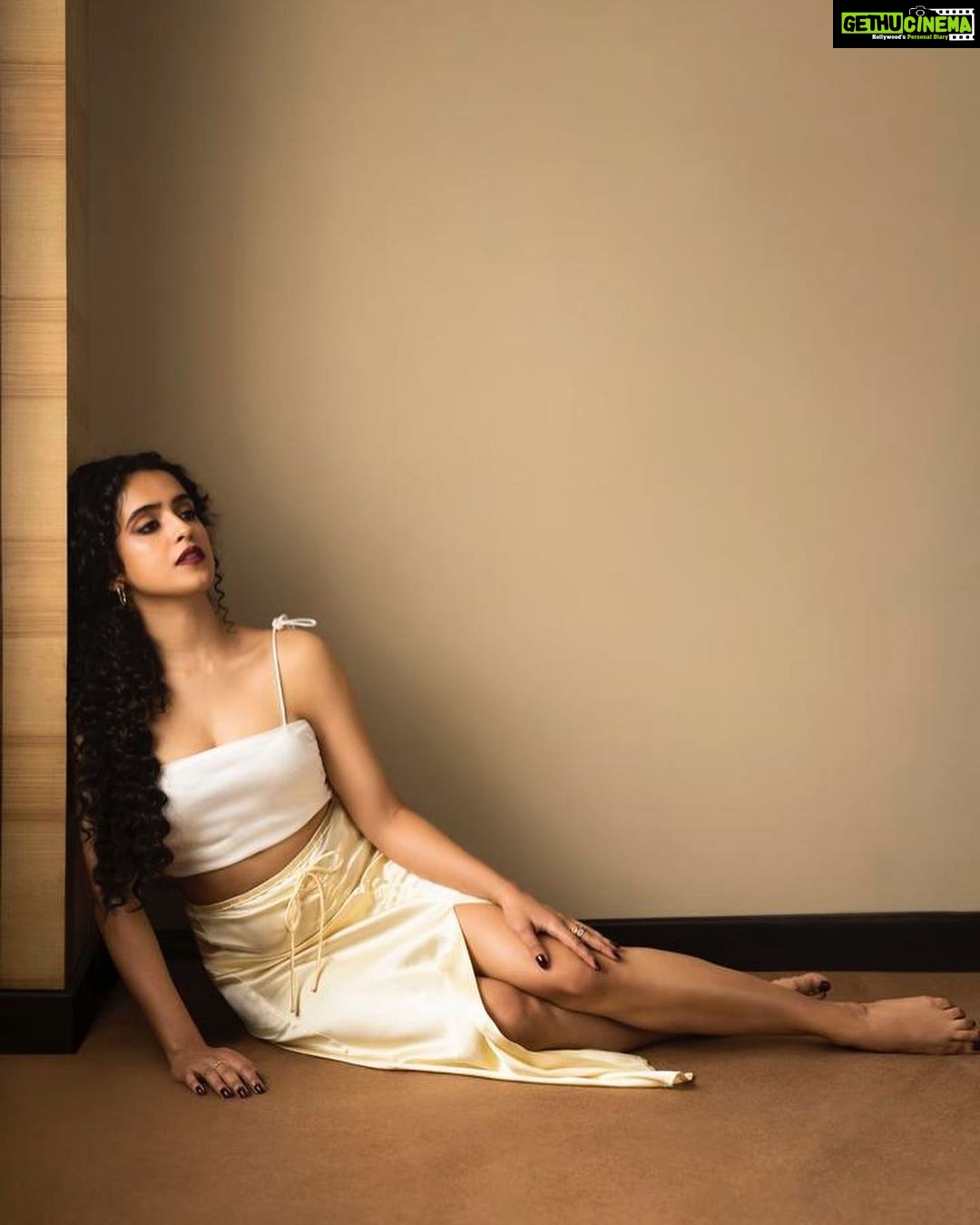 Sanya Malhotra Instagram - @idivaofficial 🌸 📸 @manasisawant