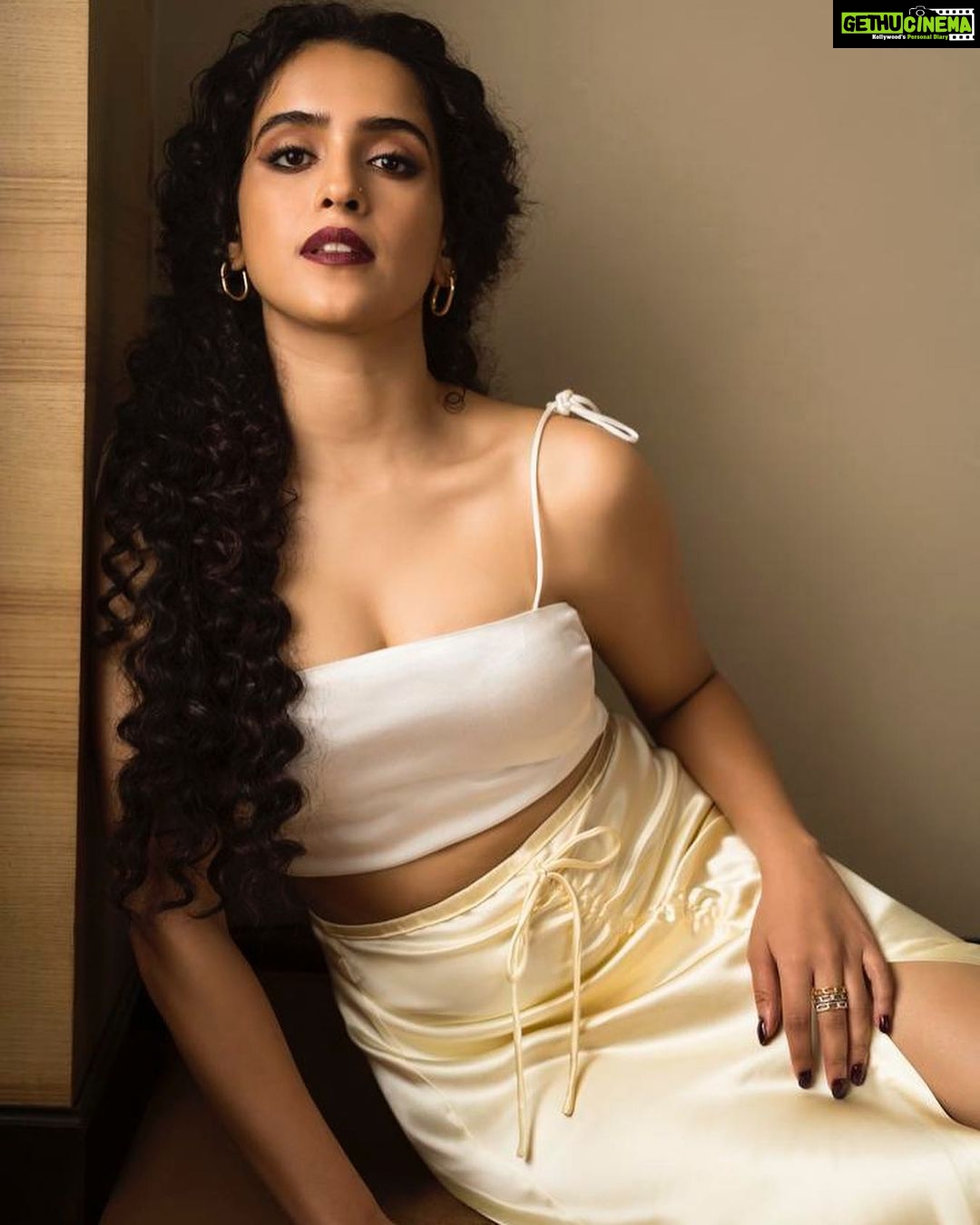 Sanya Malhotra Instagram - @idivaofficial 🌸 📸 @manasisawant