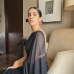 Sanya Malhotra Instagram - #PagglaitonNetflix 26th March ♥️ • • 💄 @natashamathiasmakeup Team @sanayadotiwala @janvi_hairstylist