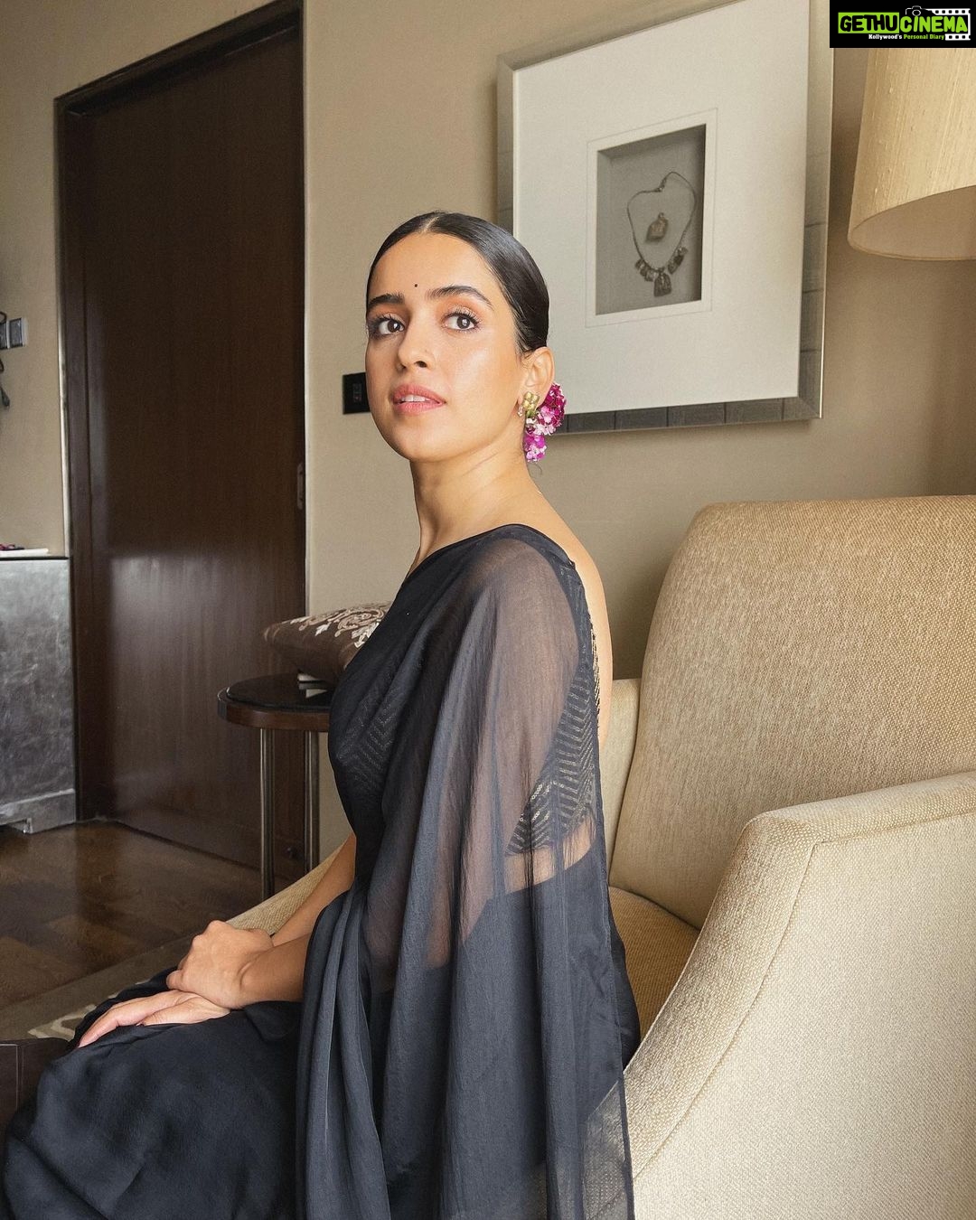 Sanya Malhotra Instagram - #PagglaitonNetflix 26th March ♥️ • • 💄 @natashamathiasmakeup Team @sanayadotiwala @janvi_hairstylist