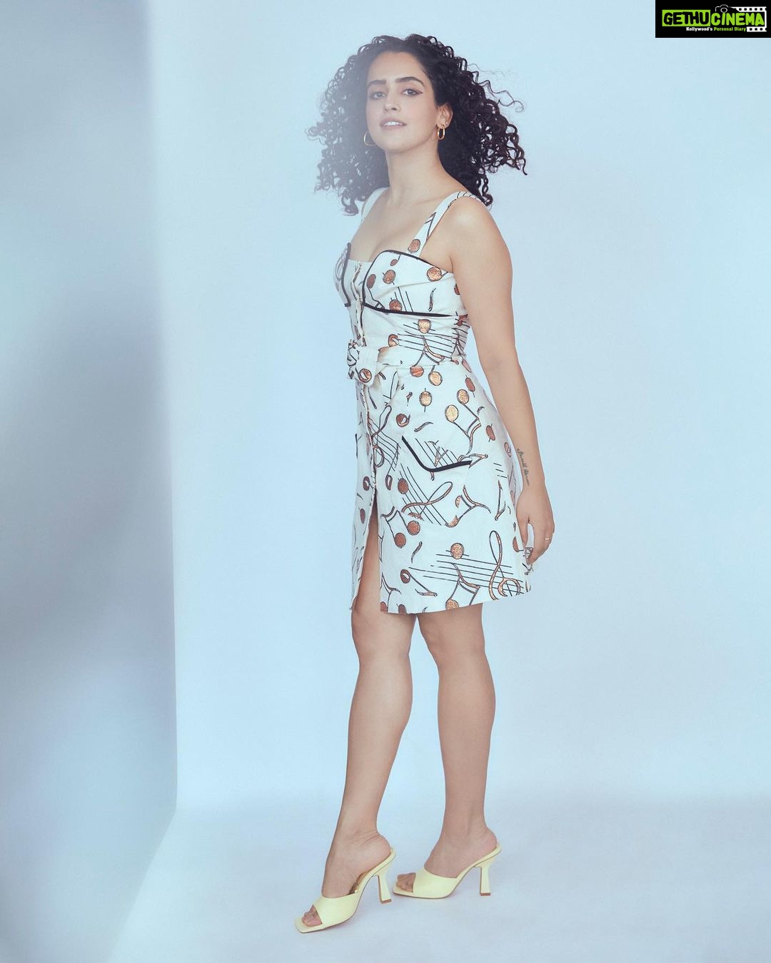 Sanya Malhotra Instagram - Aur woh bole #Pagglait π₯π₯°π₯³ #pagglaitonnetflix 26th March π―ββοΈππ»π―ββοΈ πΈ @kadamajay π @natashamathiasmakeup Team @sanayadotiwala @janvi_hairstylist π @shnoy09 @mala_agnani
