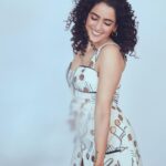 Sanya Malhotra Instagram - Aur woh bole #Pagglait 🐥🥰🥳 #pagglaitonnetflix 26th March 👯‍♀️💃🏻👯‍♀️ 📸 @kadamajay 💄 @natashamathiasmakeup Team @sanayadotiwala @janvi_hairstylist 👗 @shnoy09 @mala_agnani