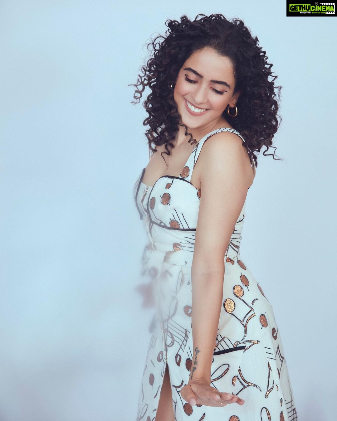 Sanya Malhotra Instagram - Aur woh bole #Pagglait π₯π₯°π₯³ #pagglaitonnetflix 26th March π―ββοΈππ»π―ββοΈ πΈ @kadamajay π @natashamathiasmakeup Team @sanayadotiwala @janvi_hairstylist π @shnoy09 @mala_agnani