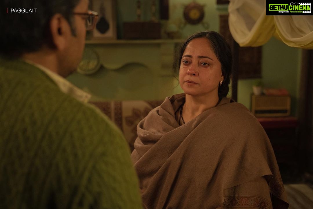 Sanya Malhotra Instagram - Mera #Pagglait parivaar π₯°π₯ Pagglait Streaming soon on @netflix_in @umeshbist @sayanigupta @actorashutoshrana @raghubir_y @shrutiisharmaa @sheeba.chadha @rajeshtailang @shobha9168 @ektarkapoor @guneetmonga @achinjain20 @balajimotionpictures @sikhya