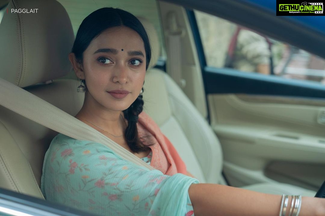 Sanya Malhotra Instagram - Mera #Pagglait parivaar π₯°π₯ Pagglait Streaming soon on @netflix_in @umeshbist @sayanigupta @actorashutoshrana @raghubir_y @shrutiisharmaa @sheeba.chadha @rajeshtailang @shobha9168 @ektarkapoor @guneetmonga @achinjain20 @balajimotionpictures @sikhya