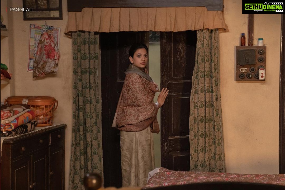 Sanya Malhotra Instagram - Mera #Pagglait parivaar π₯°π₯ Pagglait Streaming soon on @netflix_in @umeshbist @sayanigupta @actorashutoshrana @raghubir_y @shrutiisharmaa @sheeba.chadha @rajeshtailang @shobha9168 @ektarkapoor @guneetmonga @achinjain20 @balajimotionpictures @sikhya