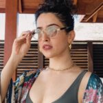 Sanya Malhotra Instagram - Which shoot? 🐥🌞