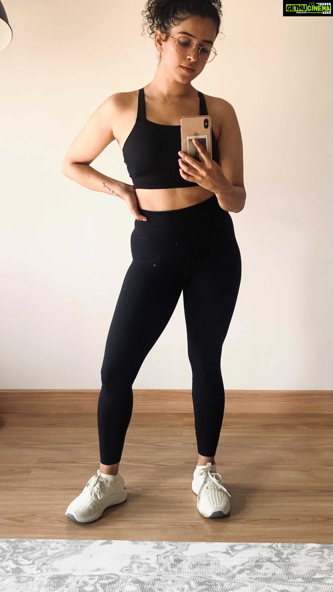 Sanya Malhotra Instagram - Now put your hands up! 🏋🏽♀️ oh oh oh oh oh oh oh oh oh oh oh 🌝🙌🏽 @tridevpandey