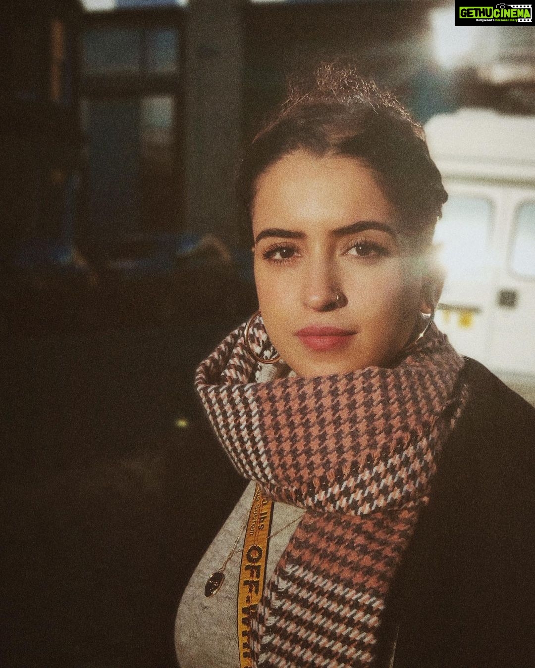 Sanya Malhotra Instagram - #throwbackbecausewhynot 📸 @anjalimehta92 Edinburgh, Scotland, UK