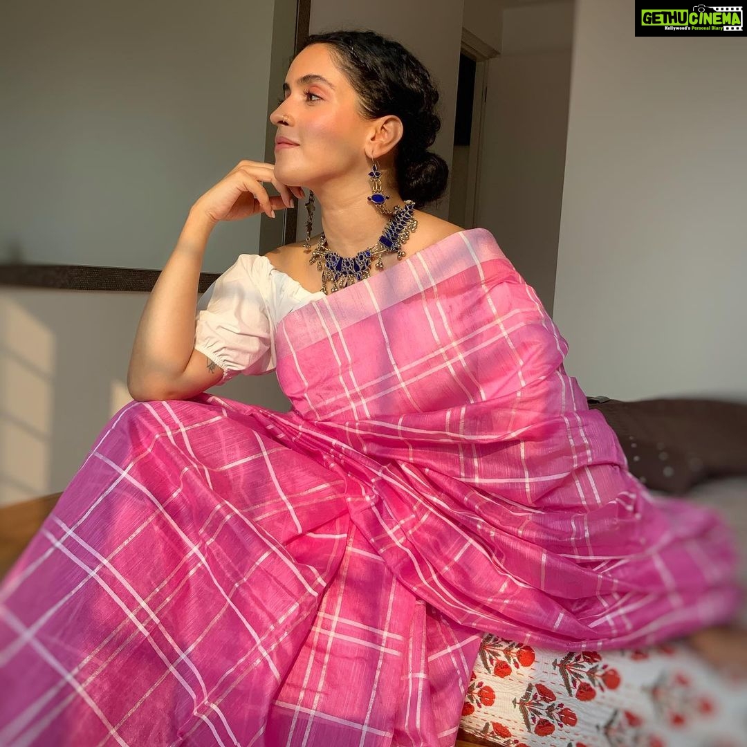 Sanya Malhotra Instagram - Nothing compares to the beauty of having an elegant saree π₯»π wrapped around you. There is a beautiful story in every drape and every fold. This lovely Tribes India saree from @amazondotin tells the story of Tribal Artisans and authentic tribal cultures.π Tribes India is a Government of India initiative under the Ministry of Tribal Affairs for the welfare of innumerable Indian tribes and is available at the #AmazonGreatIndianFestival.