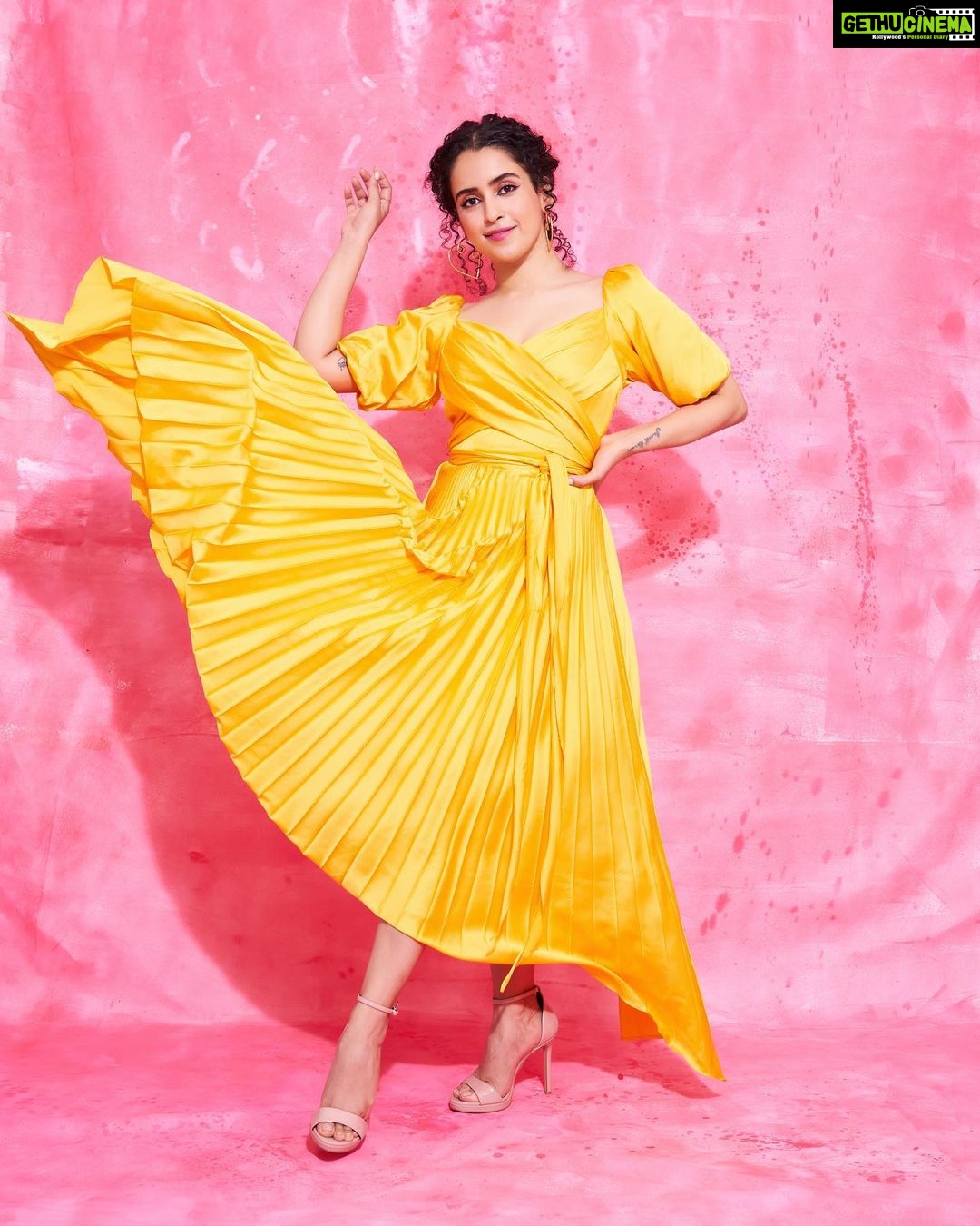 Sanya Malhotra Instagram - Guess my favourite Ludo token colour ? 🌝🙈 #LudoonNetflix ... 👗 @sukritigrover 💄 @natashamathiasmakeup 📸 @kvinayak11