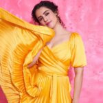 Sanya Malhotra Instagram - Yellow, how are you? 🌝🟡😋🥰#Ludoonnetflix ... 💄 @natashamathiasmakeup 👗 @sukritigrover 📸 @kvinayak11