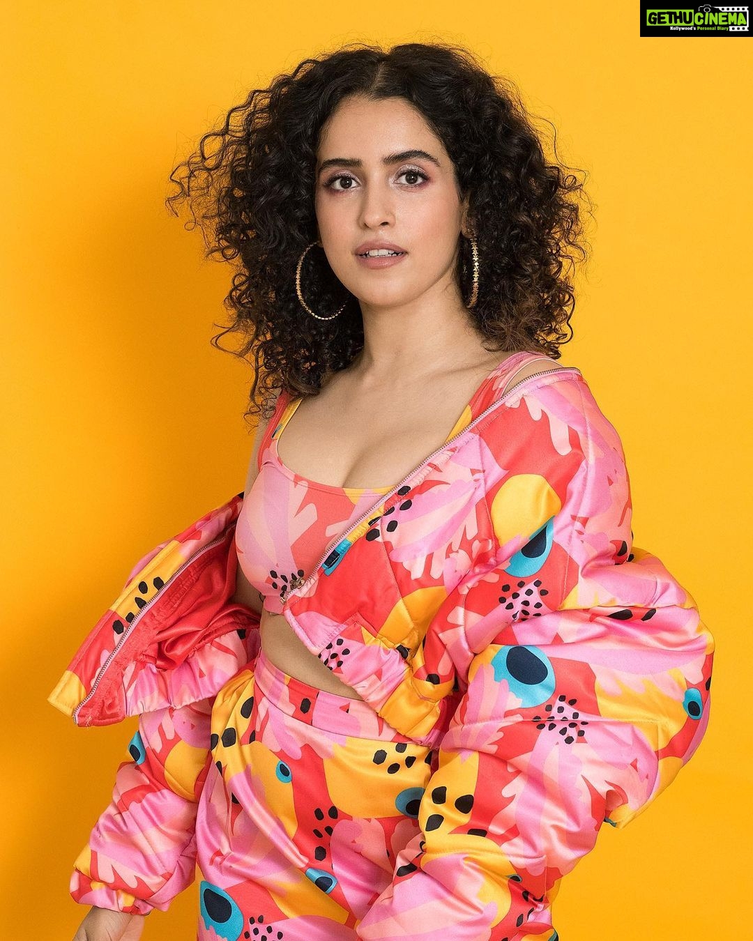 Sanya Malhotra Instagram - 🎲 #ludoonnetflix 🎲 👗 @sukritigrover 💄 @natashamathiasmakeup 📸 @devsphotographyofficial