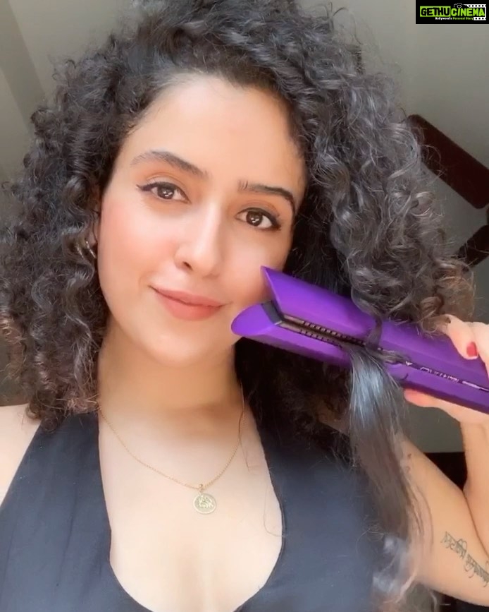 Sanya Malhotra Instagram - A new character demands a new look. And what’s better than having your hairstylist with you on the go and that’s where Dyson Corrale helps me experiment with my curly hair without impacting the hair quality 🥰💁🏻♀️ @dyson_india #DysonIndia #DysonCorrale #DysonHair