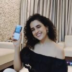 Sanya Malhotra Instagram - When #Nokia5310 arrived with an amazing tune, I was very happy to build a dance routine to it. I told you guys, I will be back with my verdict. This is it!! 🌞💃 This phone is just the perfect buddy, for a nice jam session and the speakers are 🤸🏽😍 I loved loading the classic phone up and just enjoying my music - #BackToBasics #NeverMissABeat Thanks @nokiamobilein . The phone is out on Amazon. Go check it!!
