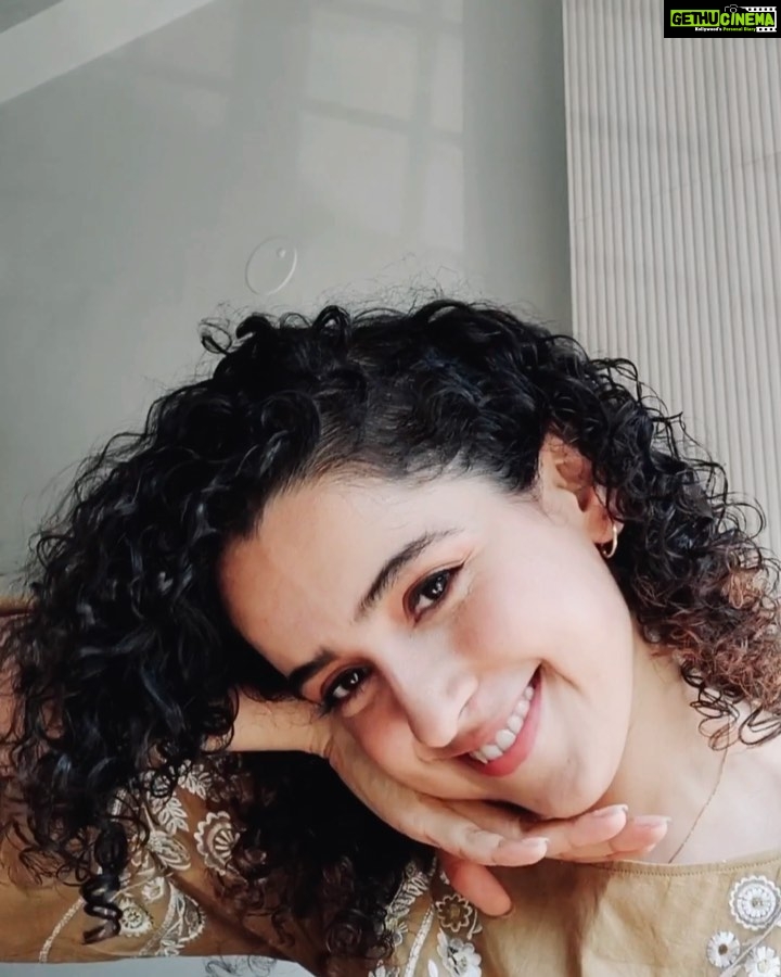 Sanya Malhotra Instagram - 🌸Ab apki baari @balanvidya @fatimasanashaikh @radhikamadan 🌸 Pheww! Finally untwisted my tongue to get this tougue twister right. Can’t wait to watch this twisted tail of love & hate between Gulabo & Sitabo woh bhi kal 12th June, Pariwar ke saath Catch #GiboSiboOnPrime for its World Premiere, @primevideoin @amitabhbachchan @ayushmannk @shoojitsircar @ronnie.lahiri #SheelKumar @juhic3 @filmsrisingsun @kinoworksllp @vijayraazofficial @srishti.shrivastava21 #BijendraKala