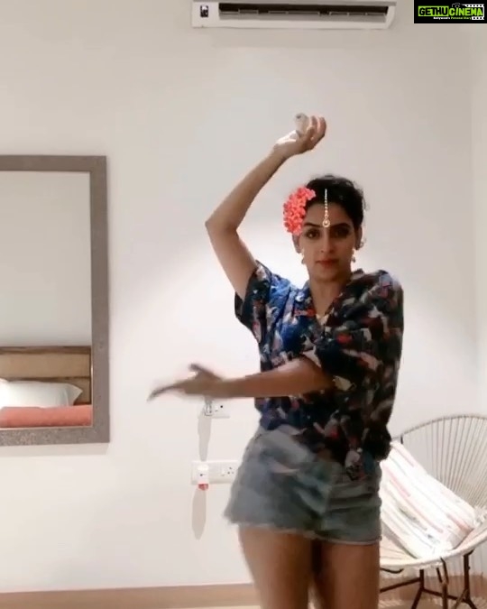 Sanya Malhotra Instagram - Before inserting leg inside other people's business, please peep into your own girebaan at your own risk 😜 @harshita02