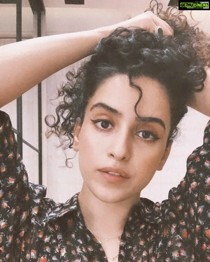 Sanya Malhotra Instagram - Literally took sadiyan to grow out my curls after Dangal. This is to all those people who said βAree tere toh baal lambe hee nahi ho rahe β πππ©π»β𦱠Art by @straycurls #curlybaalzindabaad