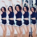 Sanya Malhotra Instagram – Hehe did the #jlosuperbowlchallenge ✌🏽🤷🏻‍♀️🌝♥️💃🏻 #quarantinemademedoit also, nominees are tagged
.
.
Choreography by @parrisgoebel