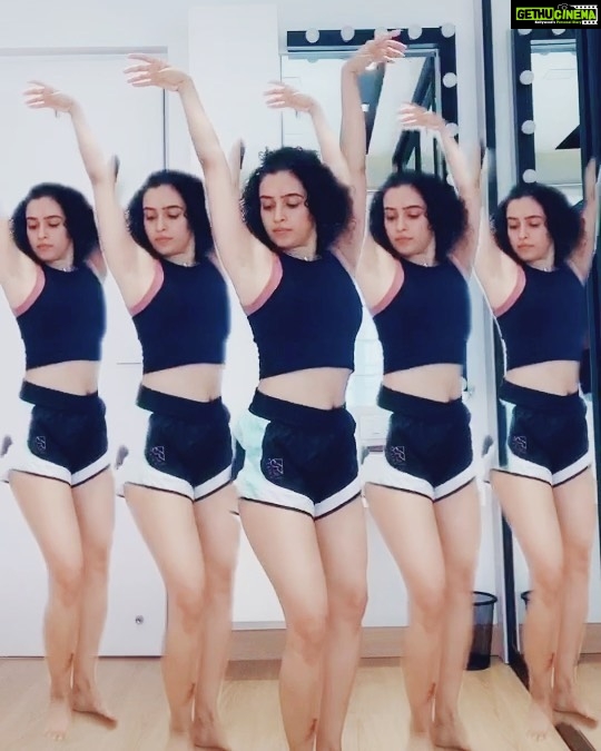 Sanya Malhotra Instagram - Hehe did the #jlosuperbowlchallenge ✌🏽🤷🏻♀️🌝♥️💃🏻 #quarantinemademedoit also, nominees are tagged . . Choreography by @parrisgoebel