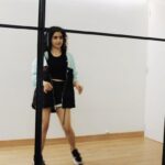 Sanya Malhotra Instagram - Please Ghar pe raho aur safe raho 🙏🏽 Aur agar dance karna pasand hai toh @donny.allstars ki choreography try karo..and tag us ☺️ During these intense times, it’s so important to shake off fear, stress and anxiety... also, remember we are in this together.. stay safe and STAY HOME 🥰 🏠 💓💃🏻 🎵 MR LoVa - by Yung Felix