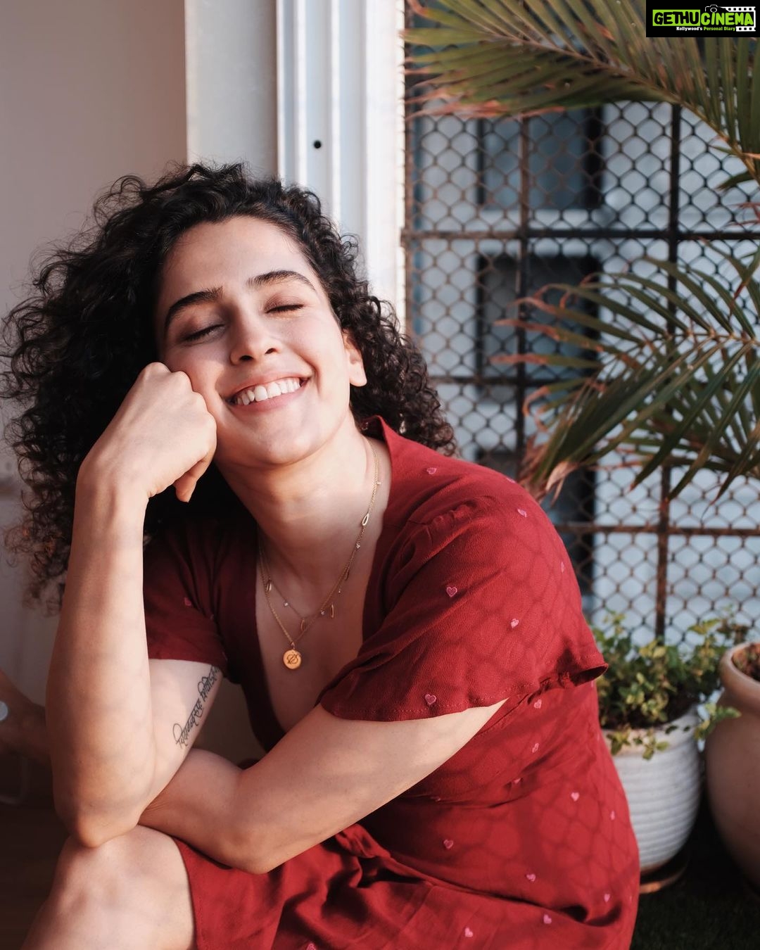 Sanya Malhotra Instagram - Kuch behat crazy 9 dino ke baad im back with a new reconstructed little finger π€¦π»ββοΈ lambi kahani choti ungli, stay safe stay home πΈβ₯οΈ