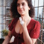 Sanya Malhotra Instagram – Kuch behat crazy 9 dino ke baad im back with a new reconstructed little finger 🤦🏻‍♀️ lambi kahani choti ungli, stay safe stay home 🌸♥️