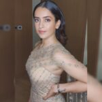 Sanya Malhotra Instagram - #65thfilmfareawards 🌝♥️ 💄 @natashamathiasmakeup 👗 @sharnitanandwana Styled by @theanisha 📸 @sonalig11