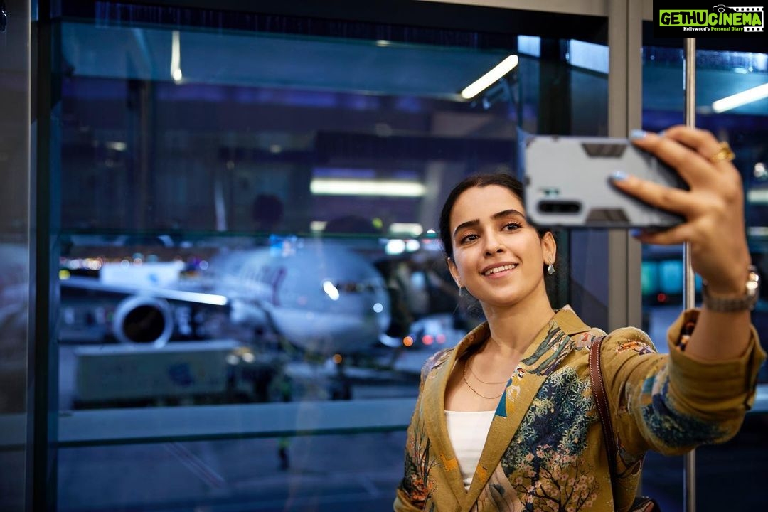 Sanya Malhotra Instagram - Throwback back to Doha ✨🌤🥘🍲🧳🏜✨ 🛍 ✈️ @qatarairways @VisitQatar #Flylikeneverbefore #QatarAirways