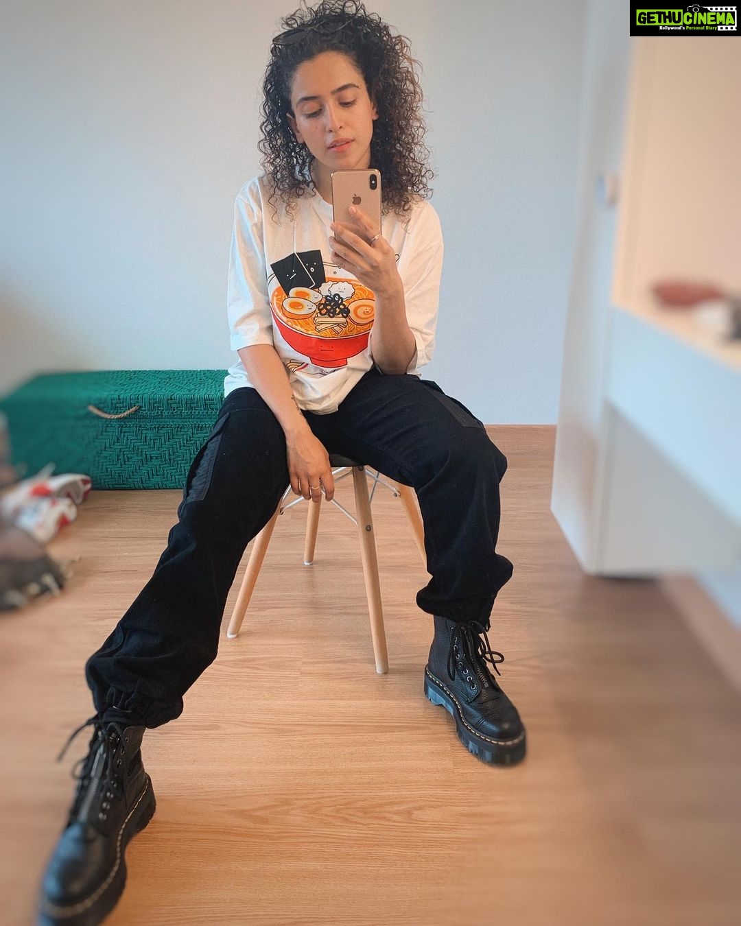 Sanya Malhotra Instagram - Ji nahi! I didn’t spend a solid 15 mins in the morning clicking a mirror selfie. #Jhoothi 🤳🏽