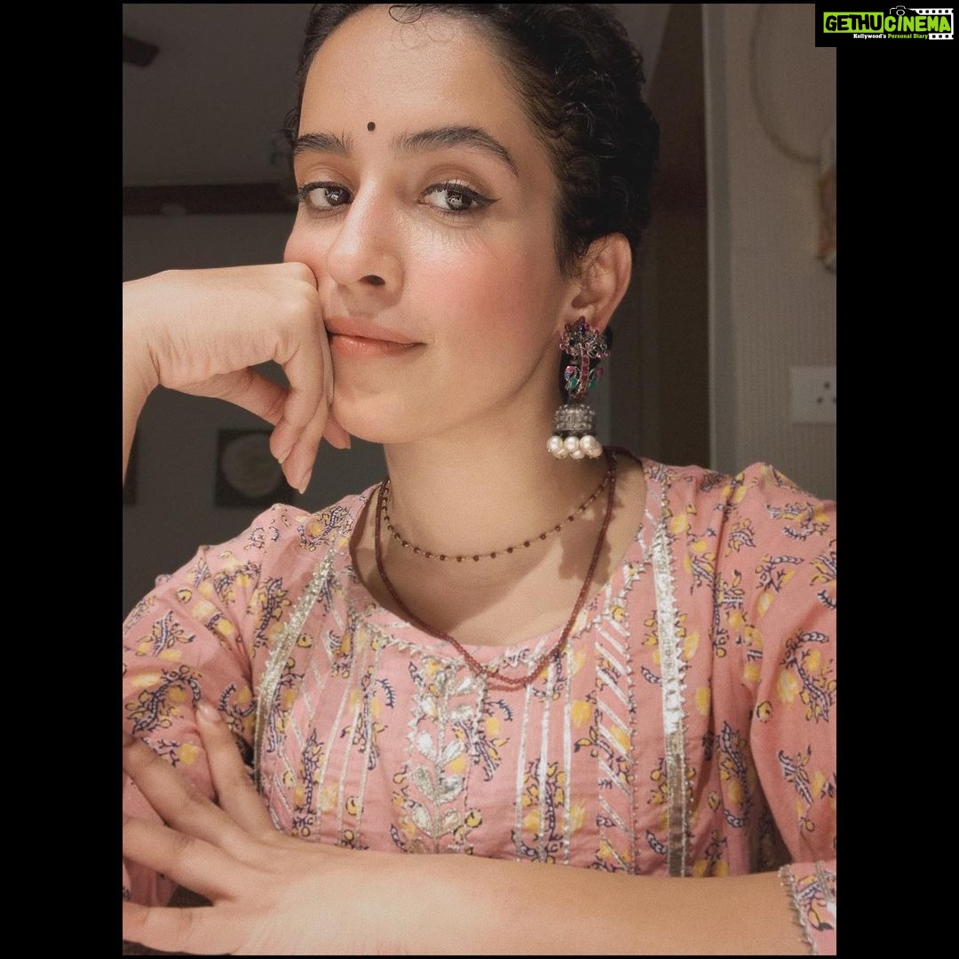Sanya Malhotra Instagram - दिवाली की हार्दिक शुभकामनायें 🙏🏼✨#एकदिवलीसेल्फ़ी #क्यूँकिवाईनोट
