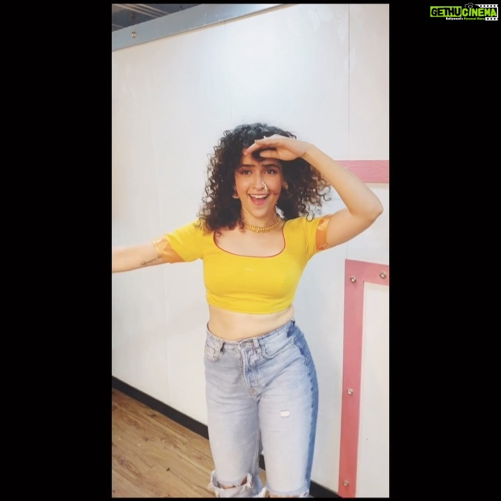 Sanya Malhotra Instagram - Humkoo aaj Kal hai intezaar.....Dance karne ka because I havenโt danced in a while and I miss it ๐ ... Hence #channellingmyinnerMadhuri ๐๐ฝ