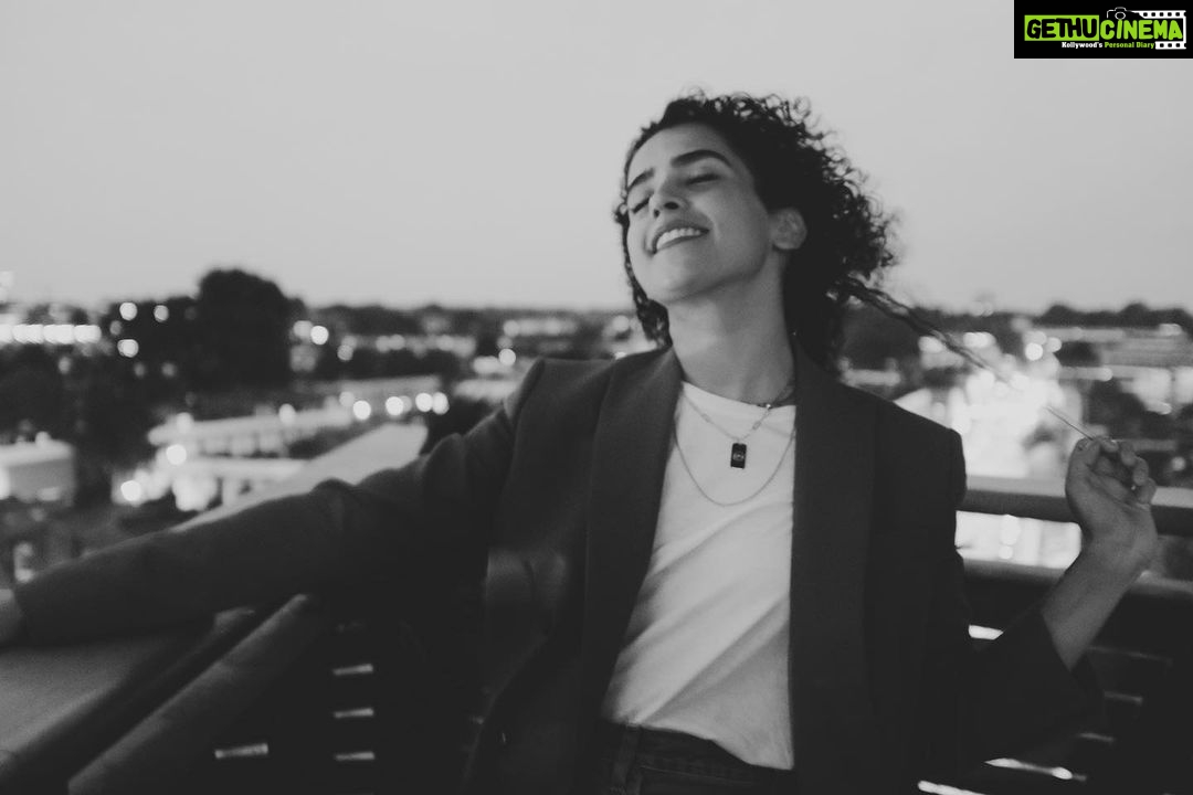 Sanya Malhotra Instagram - हम मूँद के पलकों को इस दिल को सज़ा दे तो ✨