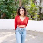 Sanya Malhotra Instagram – This Earth Day, I’m doing a happy jig of joy!🌏🌸

My favourites from The Body Shop are now #FallingForYou at their BEST EVER PRICES, FOR GOOD! Get my favourite sustainable treats including Tea Tree Facial Wash and Banana Haircare goodies at flat Rs. 595. You skin and hair will thank you and so will our planet!

If you want to win these nature-inspired, body-loving goodies then:
-Recreate/Remix my #FallingForYou dance Reel 
-Tag @TheBodyShopIndia and 3 of your friends
-Win Falling For You Hampers EVERYDAY 
– Show off your moves and get featured on The Body Shop India’s handle
– One lucky winner will win a year’s supply of The Body Shop treats*

I’m challenging my friends @shagunn23 @shazebsheikh @harshita02 to recreate my #FallingForYou jig! Your turn to join the fun!

#FallingForYou #ReelChallenge #TheBodyShopIndia
 #MostLoved
#PriceDrop
 #CrueltyFree #Sustainablity #NatureInspired #GoodForPocket #GoodForPlanet #collaboration