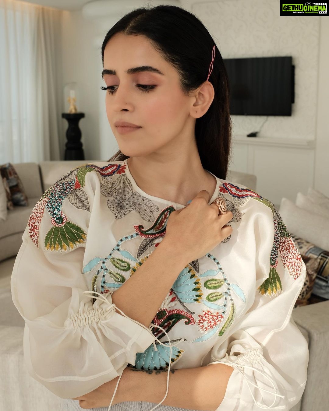 Sanya Malhotra Instagram - 🌸 @natashamathiasmakeup @qatarairways Qatar