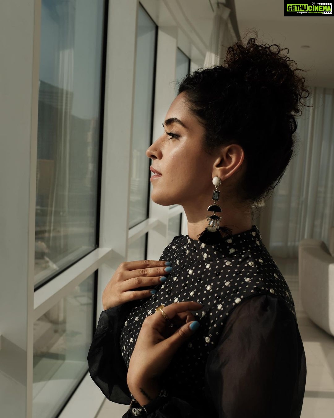 Sanya Malhotra Instagram - Styled by @shnoy09, 💄 @natashamathiasmakeup ,👗 @punitbalanaofficial, @azotiique Mondrian Doha