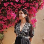 Sanya Malhotra Instagram - Jo hai tera lab jayega, karke koi bahana✨🌸 • 📸 @rajkummar_rao 🙏🏽😄