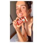 Sanya Malhotra Instagram - ☺️♥️Fireflies wali #summerfeels. New @kitkatindia #TravelBreaks packs which are so special and fresh with offbeat Indian locations. Next chutti abhi se plan kar lun? 😉