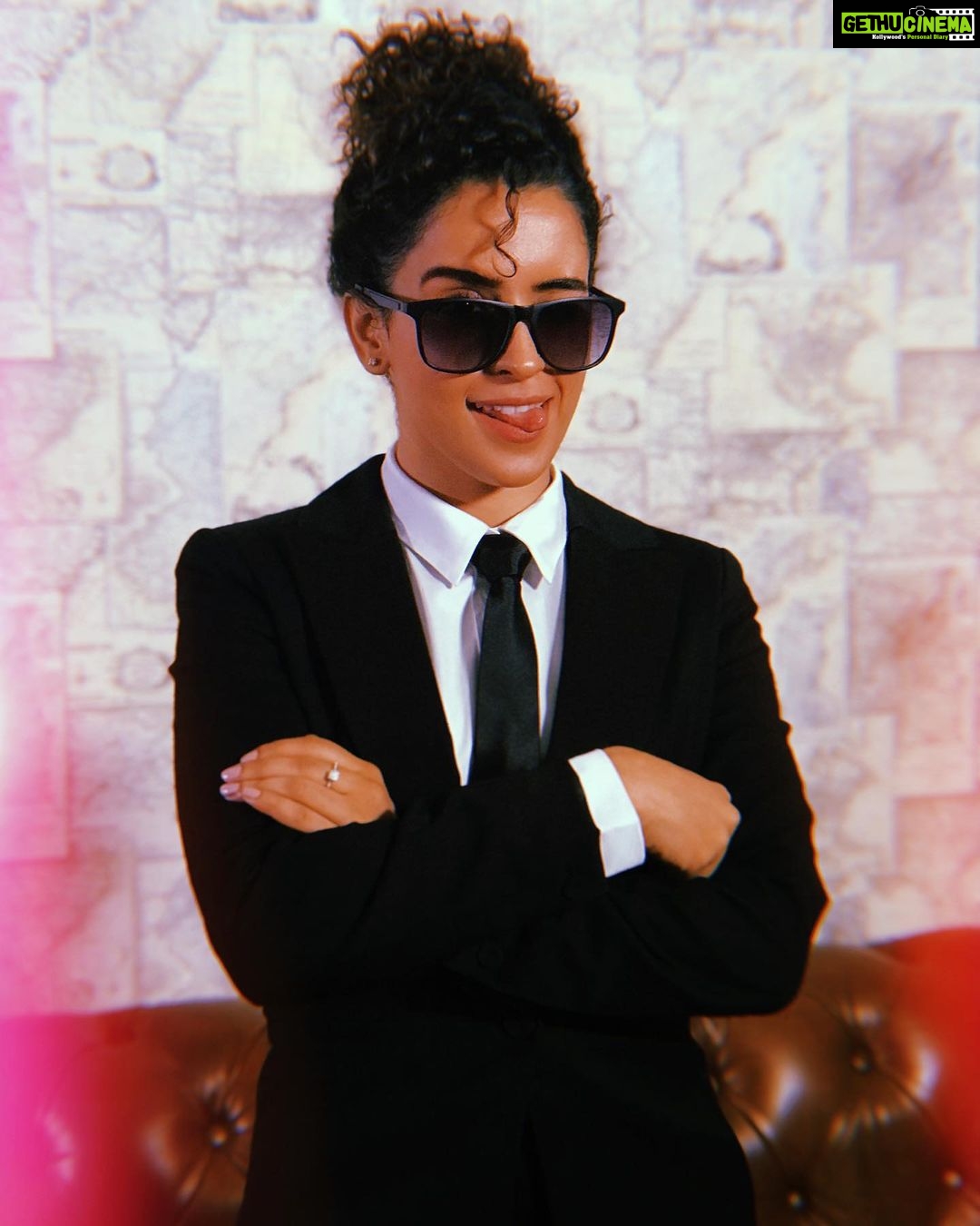 Sanya Malhotra Instagram - क्या आप तैयार हैं ? #MenInBlackहिंदीमें #MIBInternational #MenInBlack