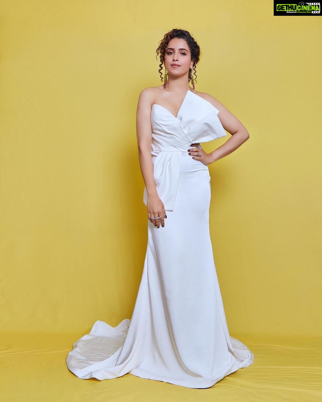 Sanya Malhotra Instagram - For #htstyleawards2019 π β’ β’ π- @mohitrai @miloni_s91 β’Assisted by-@shreyamaheshwariii β’π - @natashamathiasmakeup β’ππ»ββοΈ- @glamourbeautybysu β’πΈ-@mohitvaru β’(Tap for details)