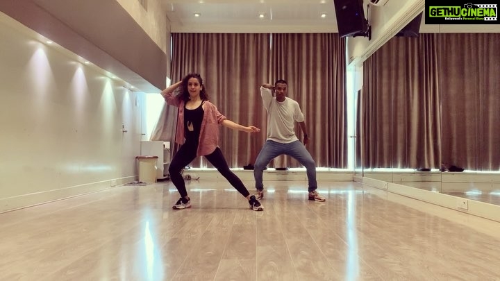 Sanya Malhotra Instagram - Delhi se aaya mera dost @donny.allstars ! Thank You for 1 Million followers! πππ» β’ β’ π΅ canβt get enough by @raghavworldwide #donnychoreography #1million #delhidancerfrand #naachoaurnachnedo