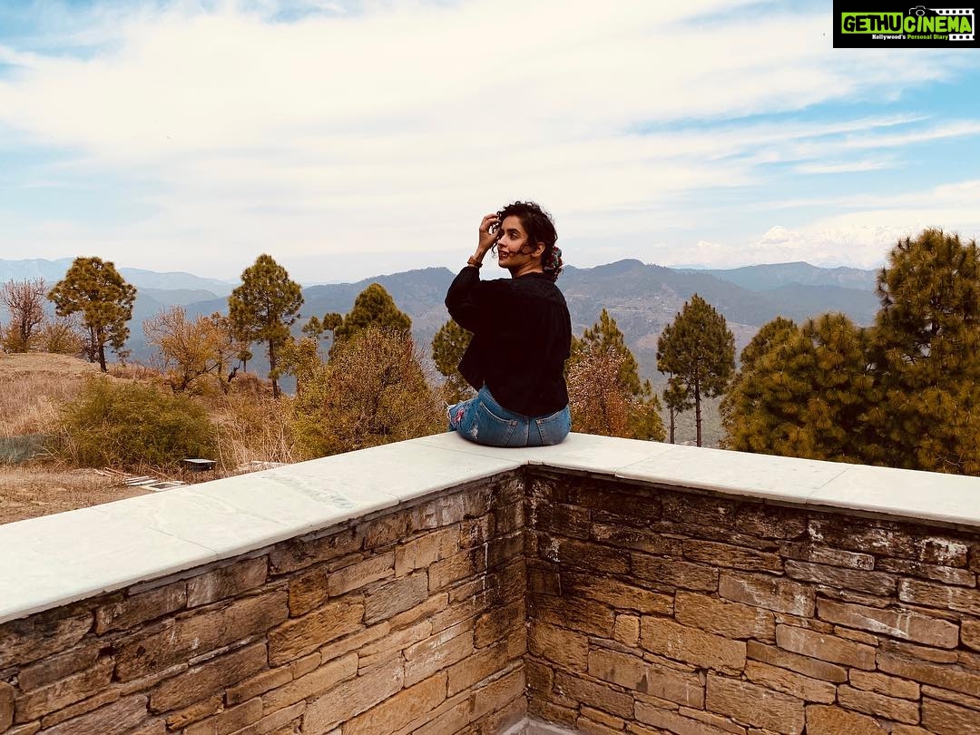 Sanya Malhotra Instagram - @the.kumaon 🍂 Can I stay here forever? • • • #moutains #trees #birds #Uttarakhand The Kumaon