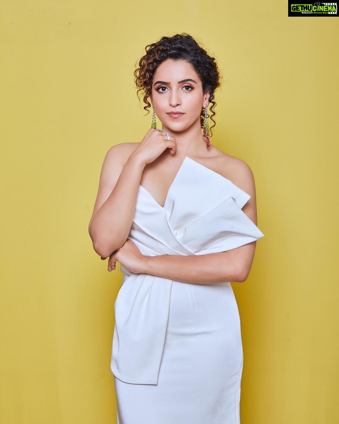Sanya Malhotra Instagram - For #htstyleawards2019 π β’ β’ π- @mohitrai @miloni_s91 β’Assisted by-@shreyamaheshwariii β’π - @natashamathiasmakeup β’ππ»ββοΈ- @glamourbeautybysu β’πΈ-@mohitvaru β’(Tap for details)