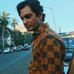Sanya Malhotra Instagram - My most favorite candid #ThrowbackThursdayPhotograh from the sets of #PhotographMovie 📸 #Rafi #ThrowbackThursdayPhotograph #RiteshBatra @nawazuddin._siddiqui