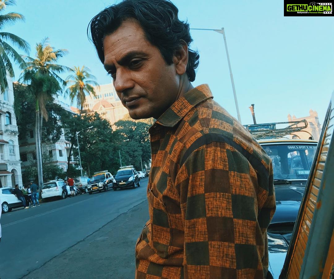 Sanya Malhotra Instagram - My most favorite candid #ThrowbackThursdayPhotograh from the sets of #PhotographMovie 📸 #Rafi #ThrowbackThursdayPhotograph #RiteshBatra @nawazuddin._siddiqui